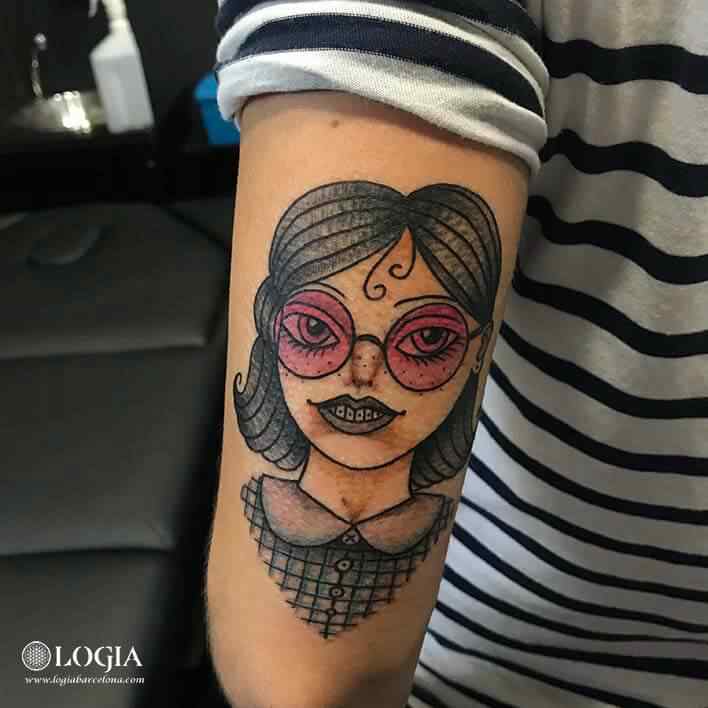 tatuaje-codo-chica-logia-barcelona-Laia    